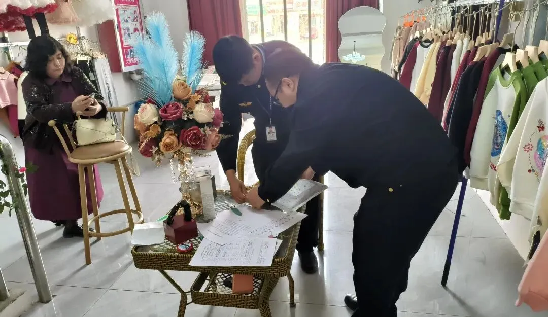 严把服装质量关 守护成长安全线——师市市场监管局二所(二大队)开展中小学生校服及婴幼儿服装专项抽检