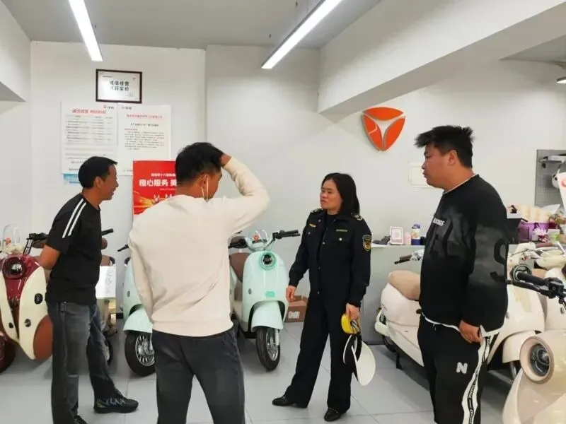 鼓楼市场监管所专项检查拧紧电动自行车“安全阀”