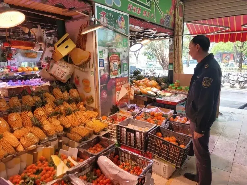 守护群众“果盘子” 金辰市场监管所开展水果安全专项检查