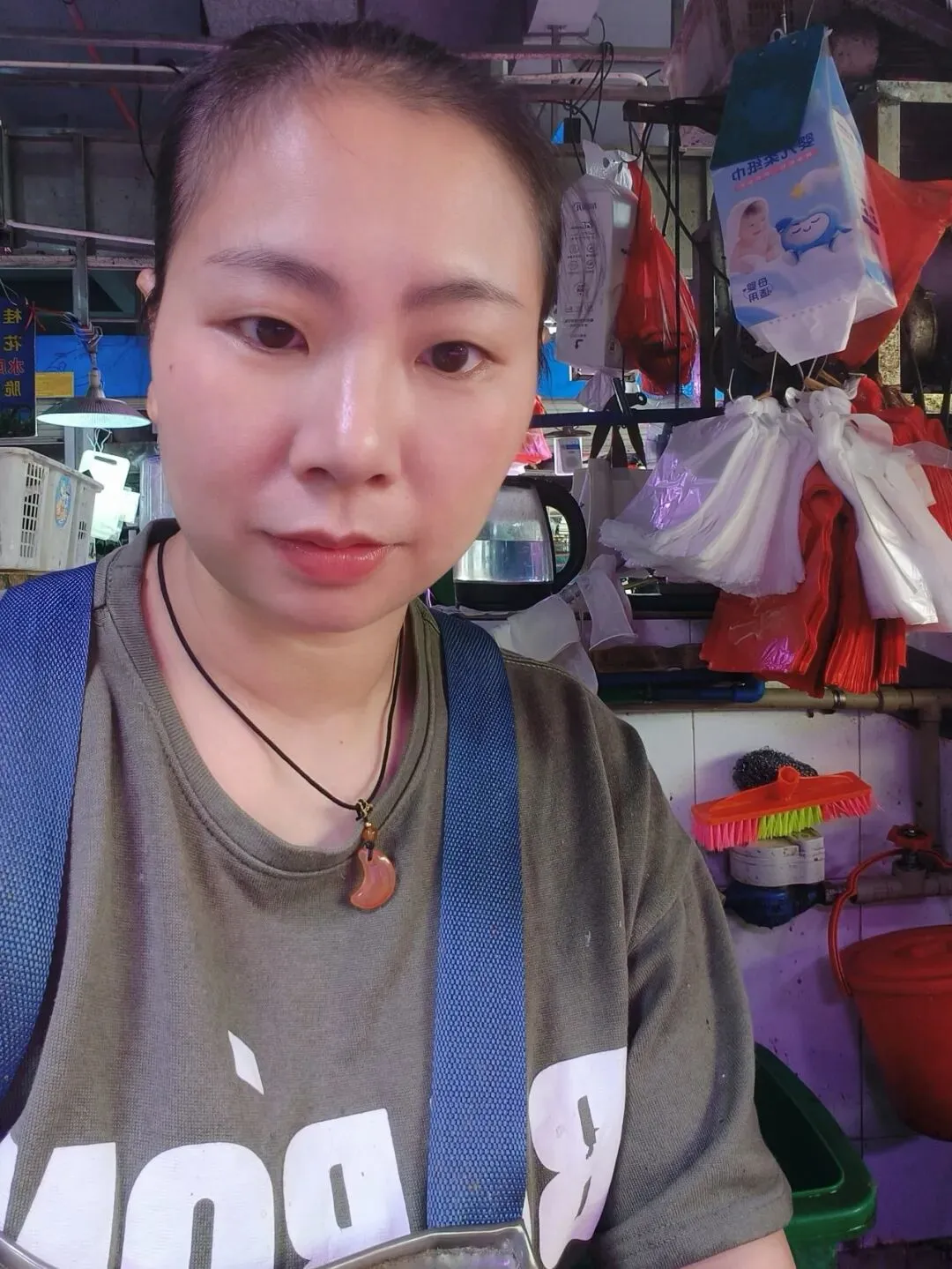 《谢家庄市场的街坊们,我是13号档口的丽姐,今天想和大家聊聊怎么挑鱼》