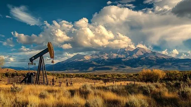 市场表面平静下的暗涌:当乐观预测遇上爆表的市场恐惧,我们是否误判了石油危机?