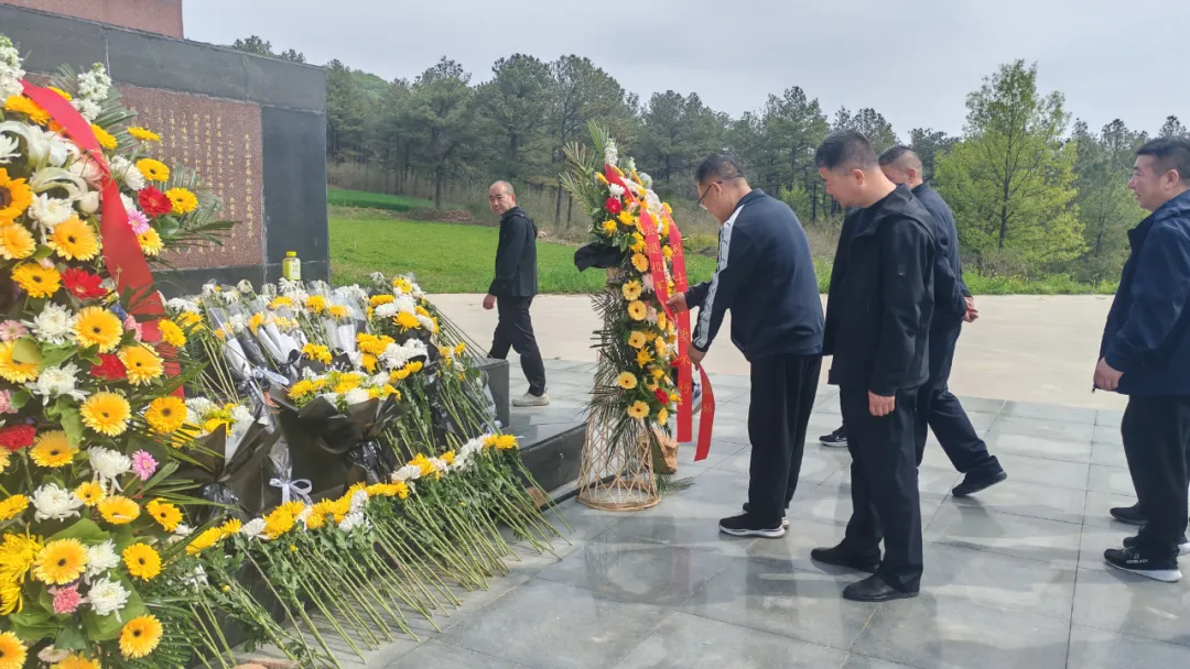 遂平县市场监管局开展清明祭英烈活动