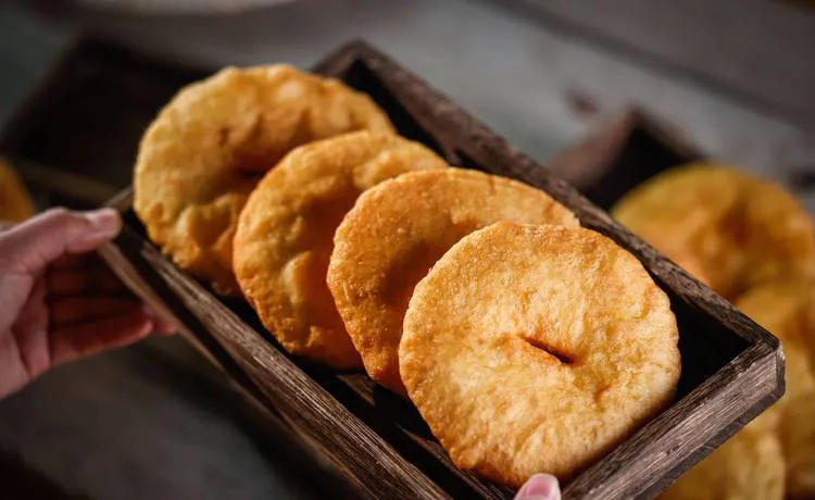 妈妈从小就给我在农贸市场旁边买油饼,现在我也给孩子这样买,直到那天我看了一个视频