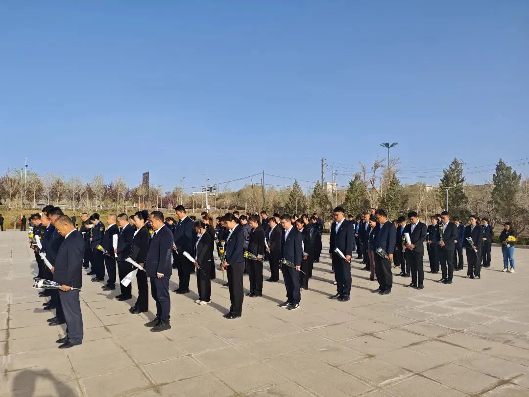 清明祭英烈 薪火永相传——师市市场监管局开展清明节祭扫活动