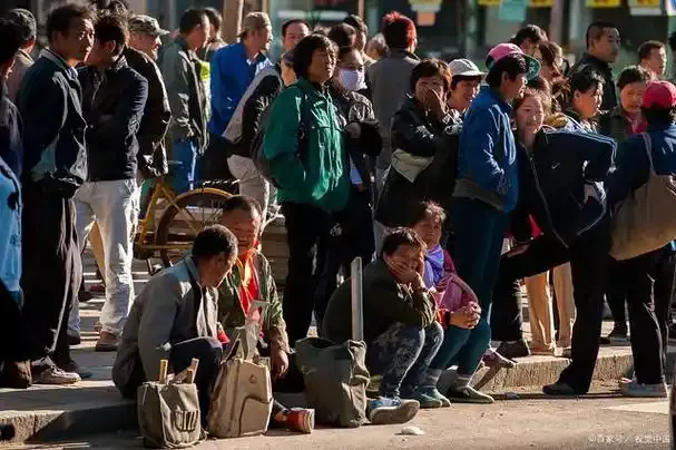 九十年代末,成都九眼桥的劳务市场与两荤一素、只要1块5角钱的民工饭.