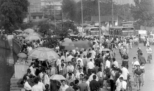 九十年代末,成都九眼桥的劳务市场与两荤一素、只要1块5角钱的民工饭.