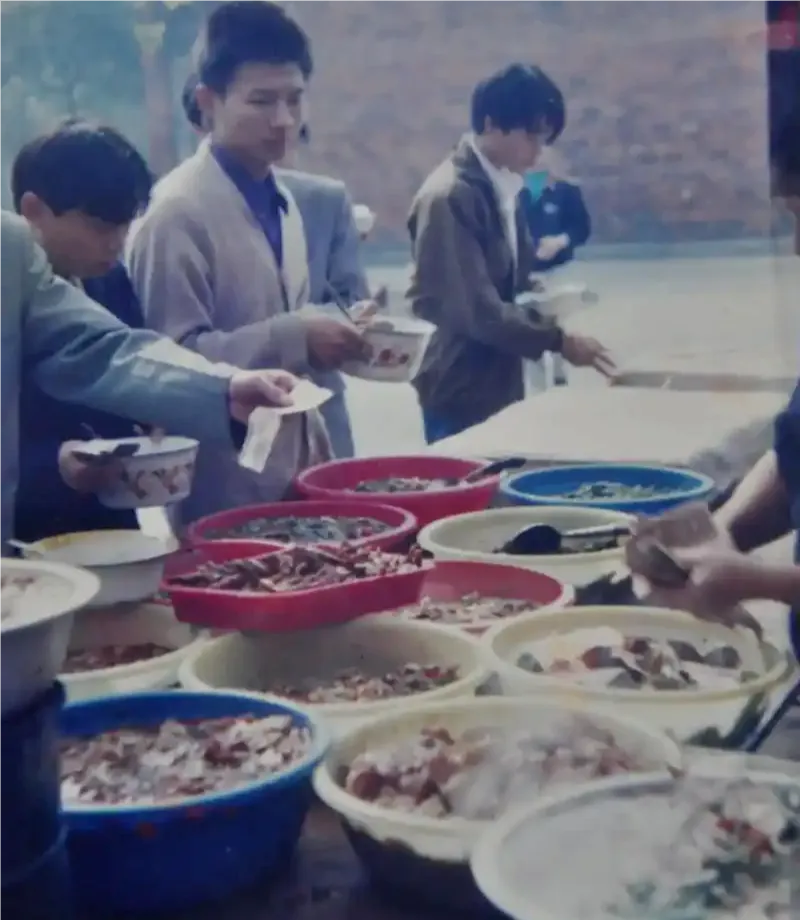 九十年代末,成都九眼桥的劳务市场与两荤一素、只要1块5角钱的民工饭.