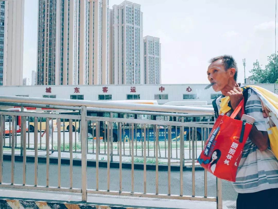 九十年代末,成都九眼桥的劳务市场与两荤一素、只要1块5角钱的民工饭.