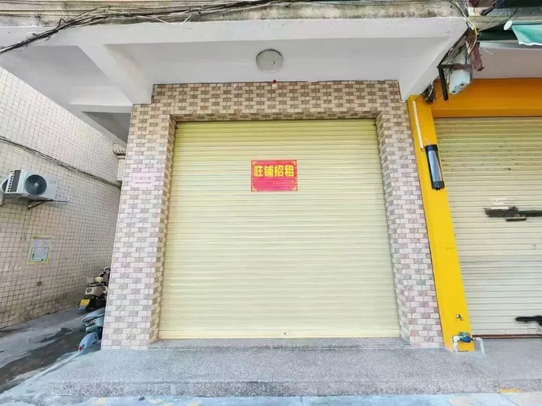 《裕丰出租》兴安市场对面铺面,靠近大马路 面积48平方 长度12米,宽4米 不租饮食类 年前刚装修好 做美容美发服装类都可以 租金/2000元