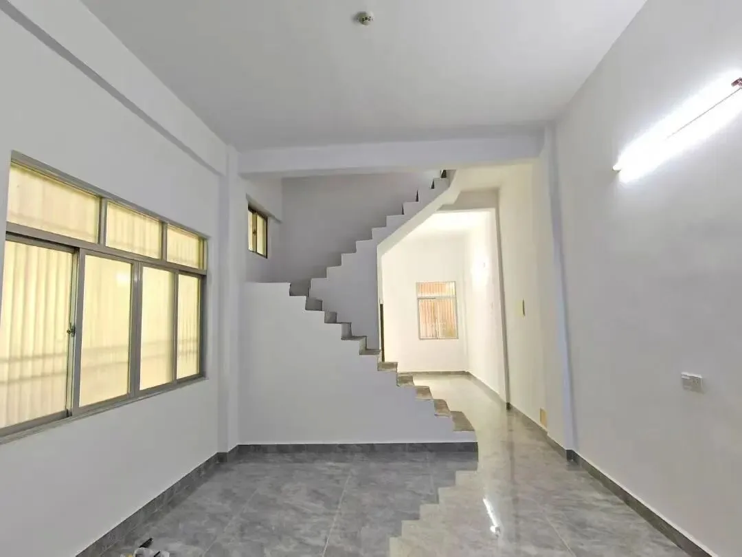 《裕丰出租》兴安市场对面铺面,靠近大马路 面积48平方 长度12米,宽4米 不租饮食类 年前刚装修好 做美容美发服装类都可以 租金/2000元