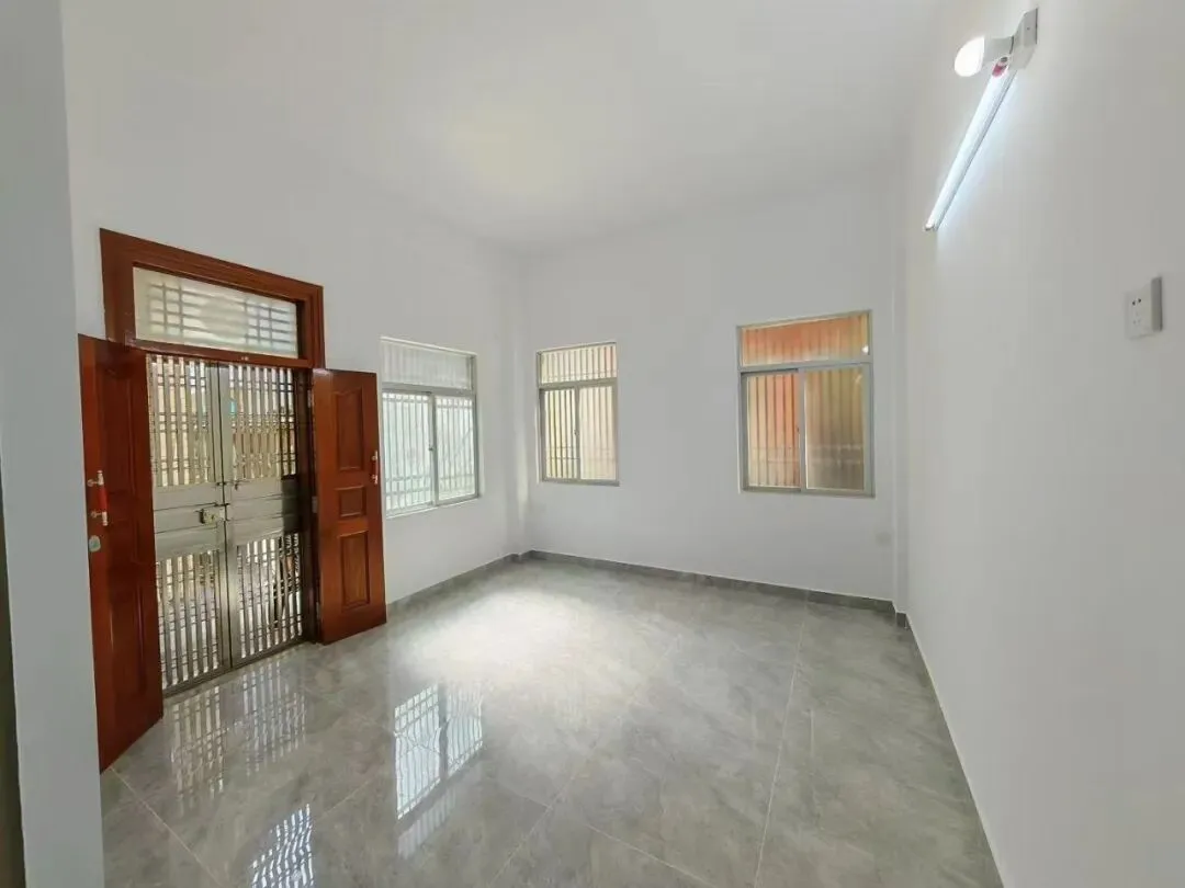 《裕丰出租》兴安市场对面铺面,靠近大马路 面积48平方 长度12米,宽4米 不租饮食类 年前刚装修好 做美容美发服装类都可以 租金/2000元