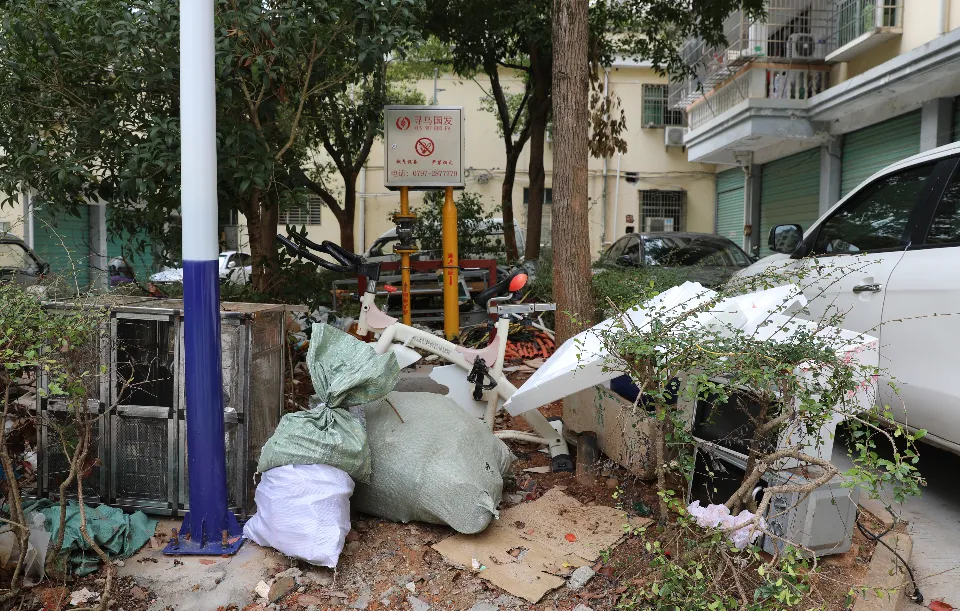 【城市文明建设】小区杂物乱堆、市场占道经营……这些文明“绊脚石”该清一清了