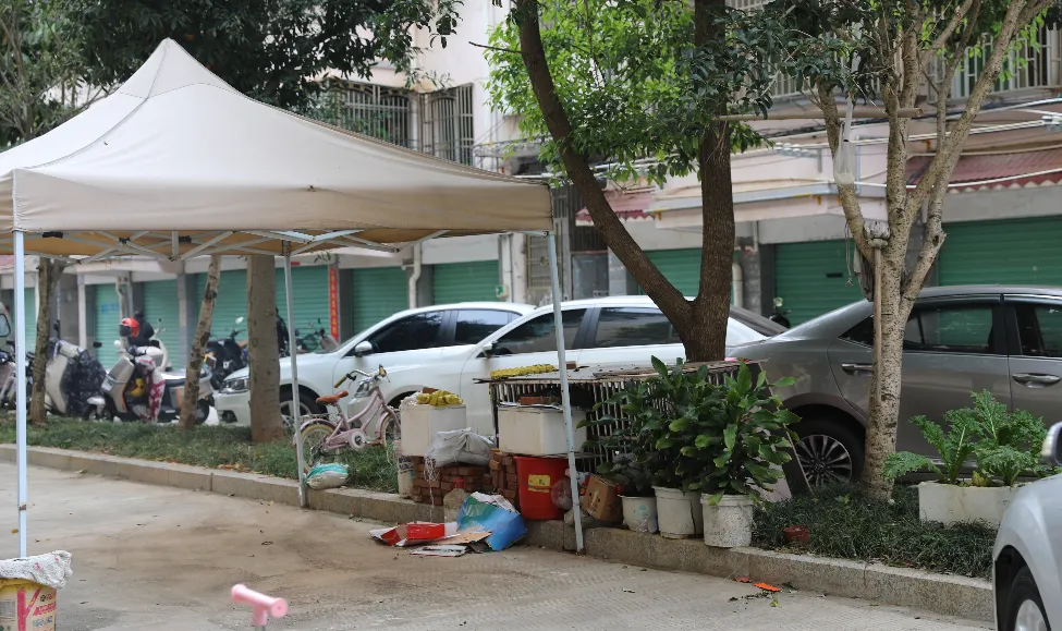 【城市文明建设】小区杂物乱堆、市场占道经营……这些文明“绊脚石”该清一清了