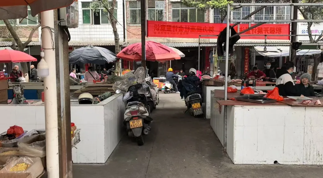 【城市文明建设】小区杂物乱堆、市场占道经营……这些文明“绊脚石”该清一清了