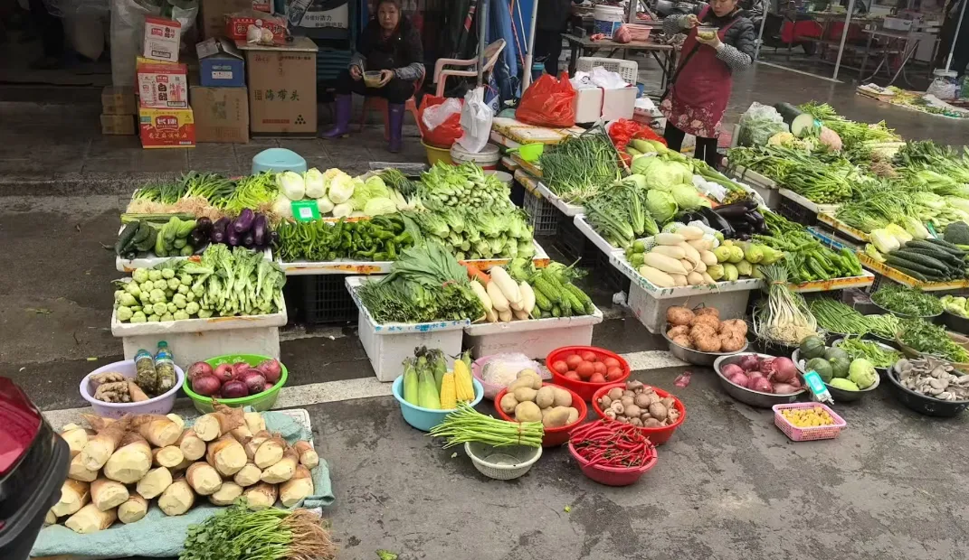 【城市文明建设】小区杂物乱堆、市场占道经营……这些文明“绊脚石”该清一清了