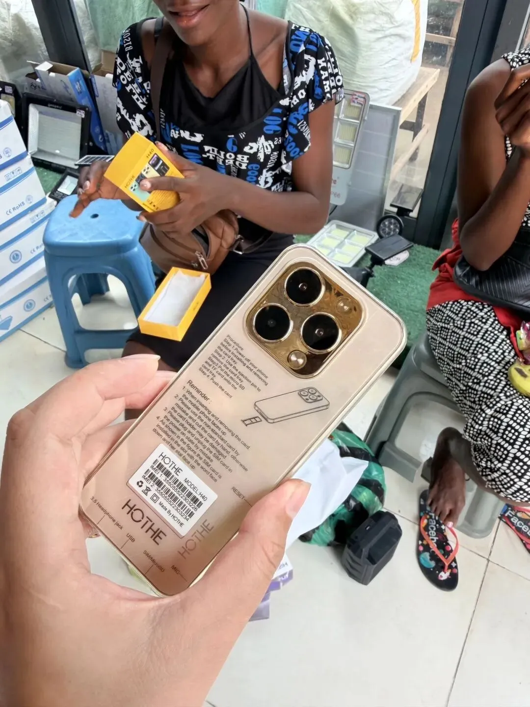 非洲市场惊现“山寨苹果”:3个大摄像头+金色背板,真机居然是老年机?