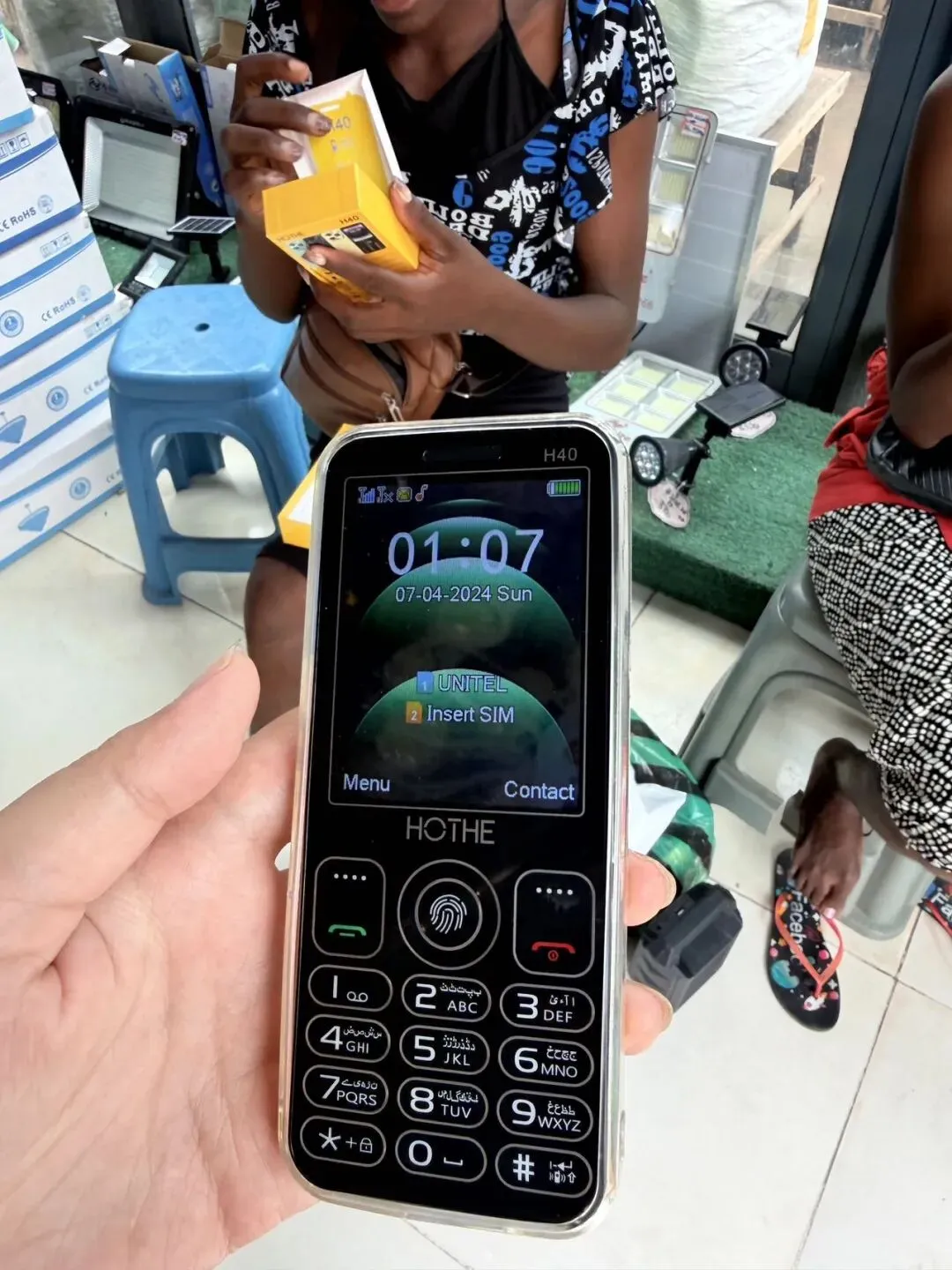 非洲市场惊现“山寨苹果”:3个大摄像头+金色背板,真机居然是老年机?