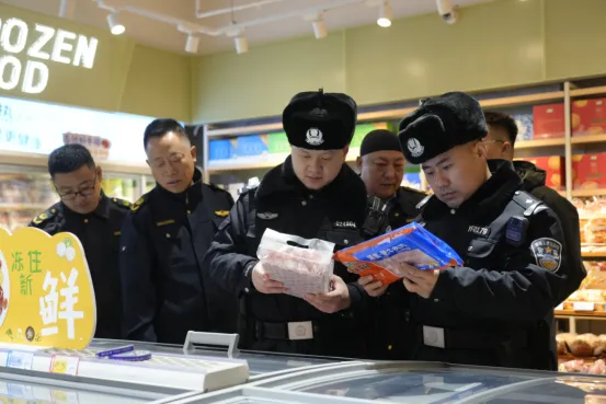 紧盯市场、商超、后厨冰城公安把牢“舌尖安全关”