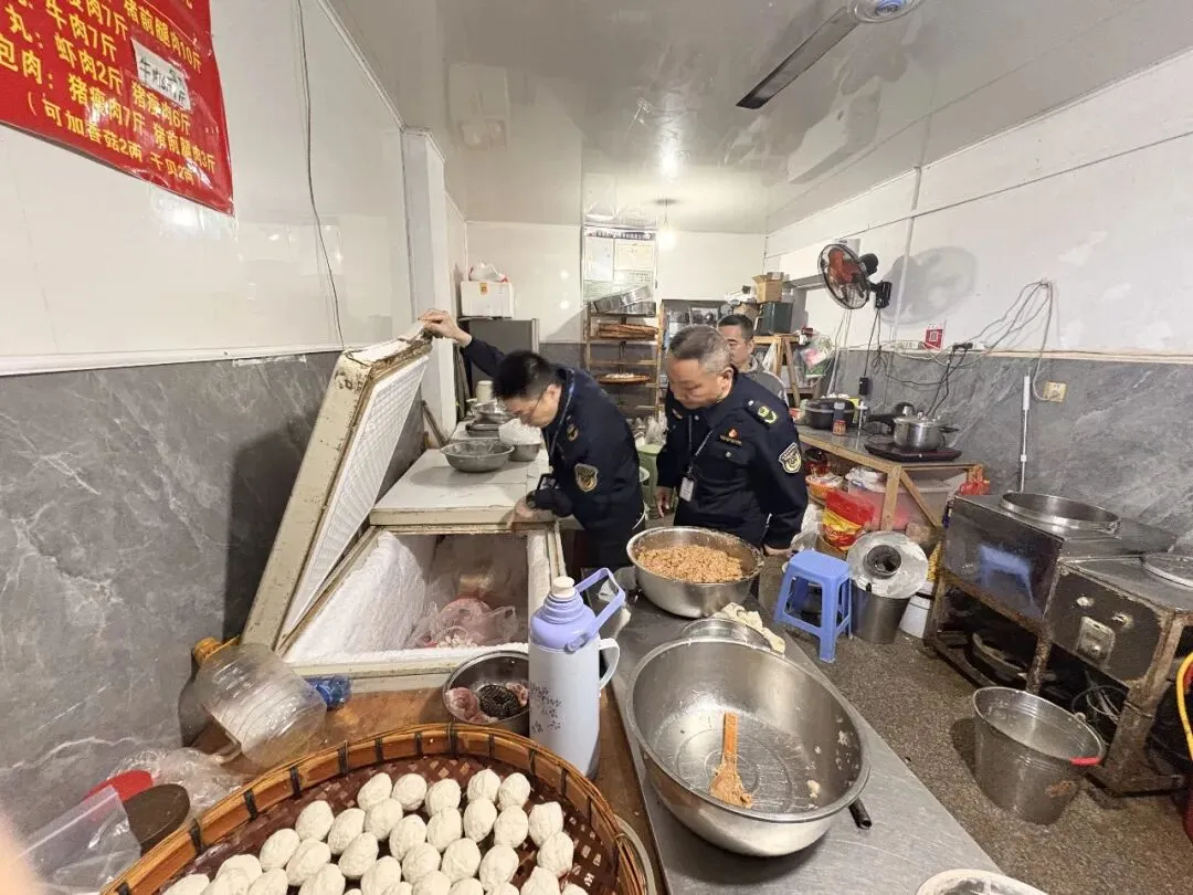 福清市市场监督管理局开展“凌晨行动”整治肉制品市场秩序