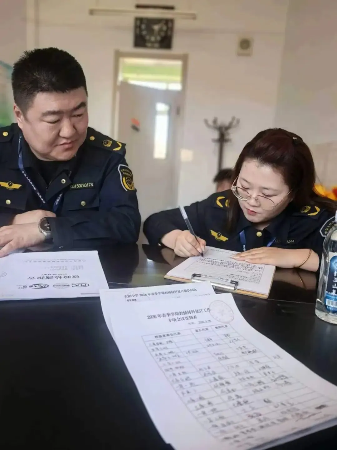 扎兰屯市市场监督管理局深入正阳小学开展教辅、校服及课后服务专项检查