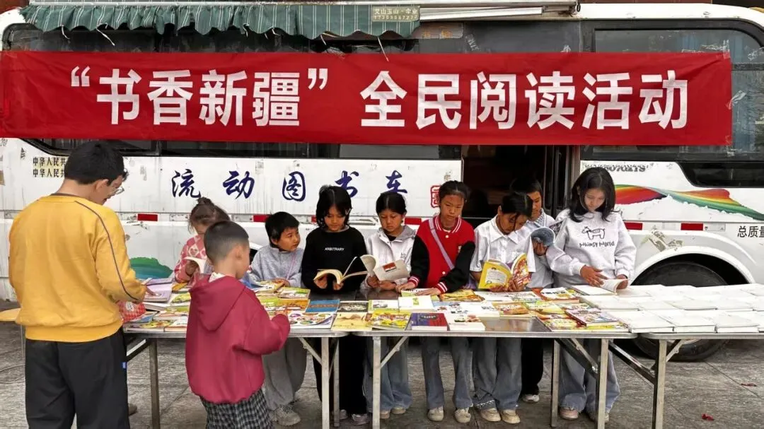 亲子跳蚤市场开市 旧物“焕”新趣