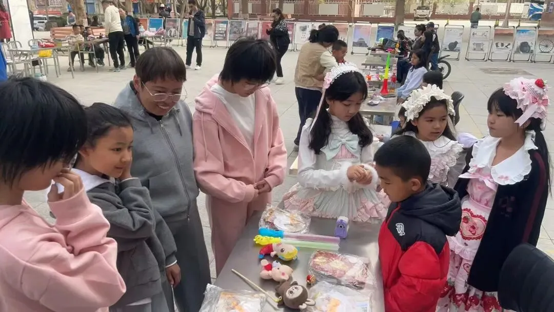 亲子跳蚤市场开市 旧物“焕”新趣