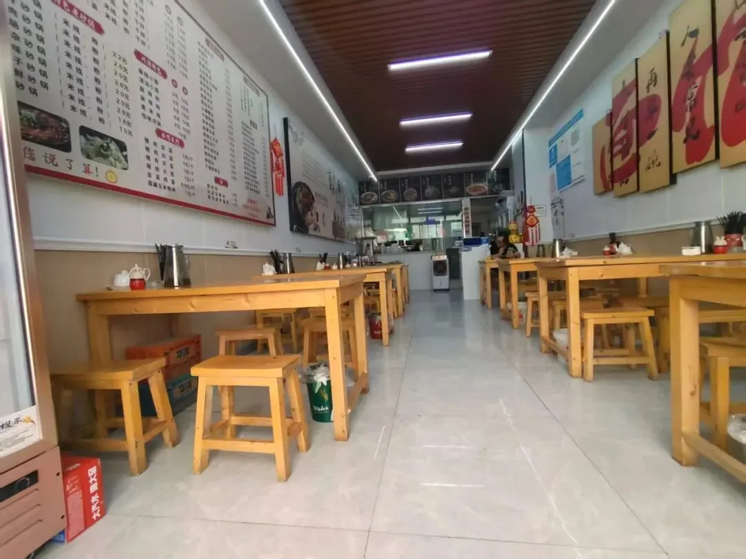 新雕市场大门口餐饮店转让(可带技术转可出租)