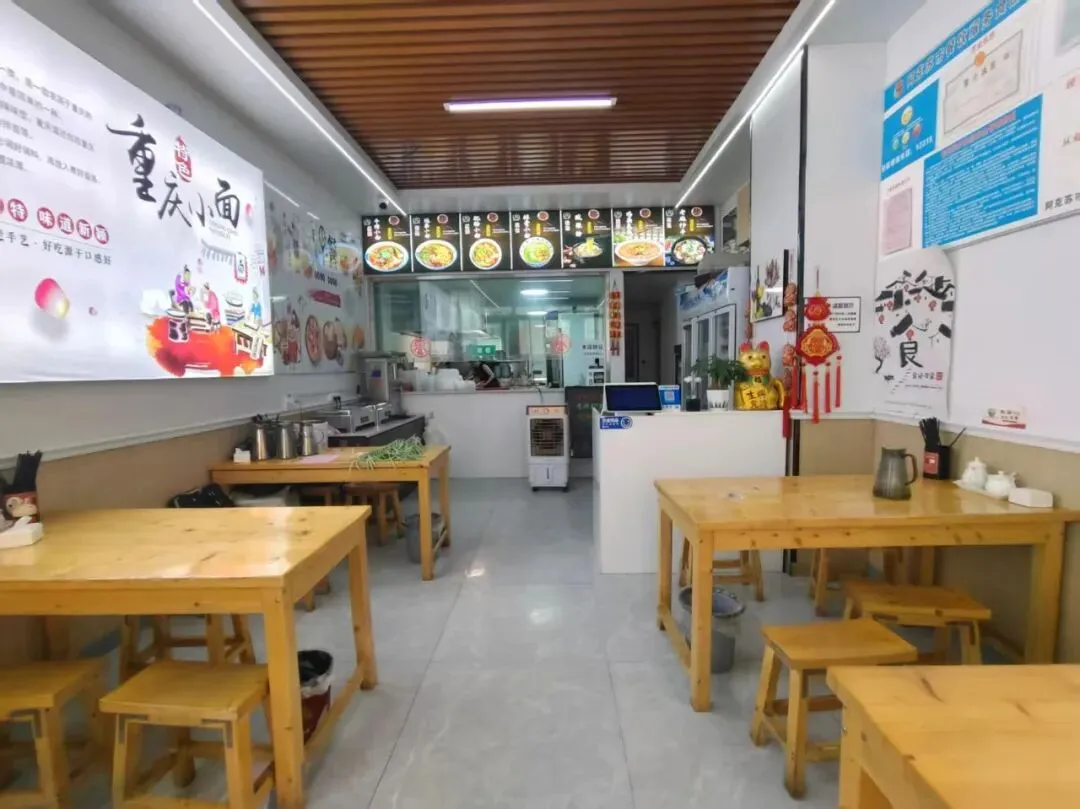 新雕市场大门口餐饮店转让(可带技术转可出租)