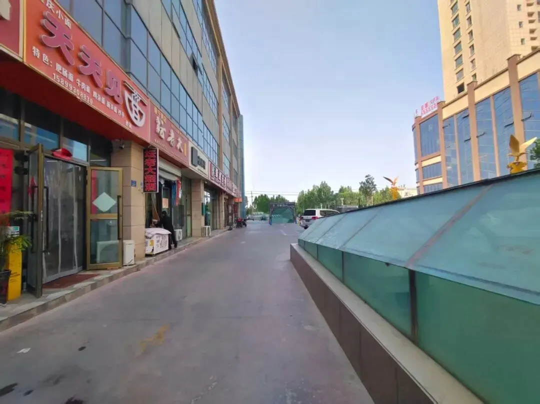 新雕市场大门口餐饮店转让(可带技术转可出租)