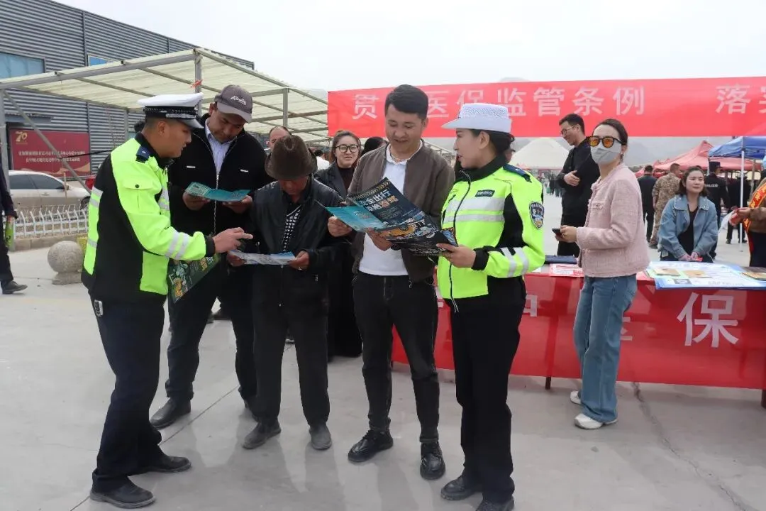 交通安全进市场 护航春耕保平安——阿合奇县公安局交管大队开展春耕期间农贸交通安全宣传活动