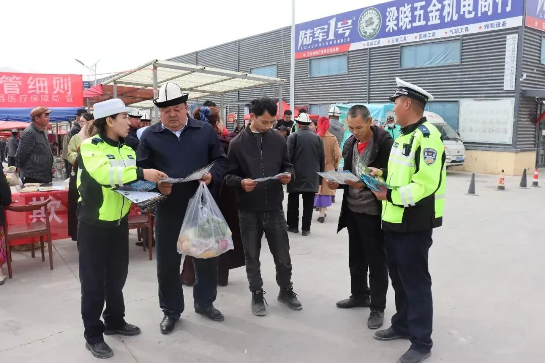 交通安全进市场 护航春耕保平安——阿合奇县公安局交管大队开展春耕期间农贸交通安全宣传活动