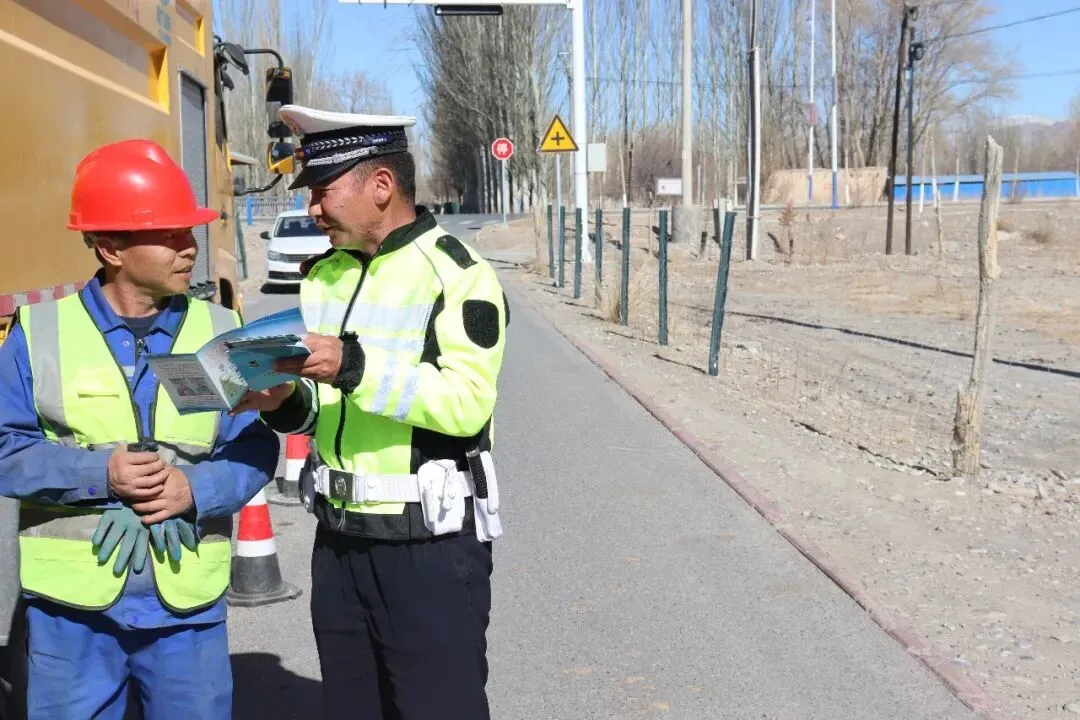 交通安全进市场 护航春耕保平安——阿合奇县公安局交管大队开展春耕期间农贸交通安全宣传活动