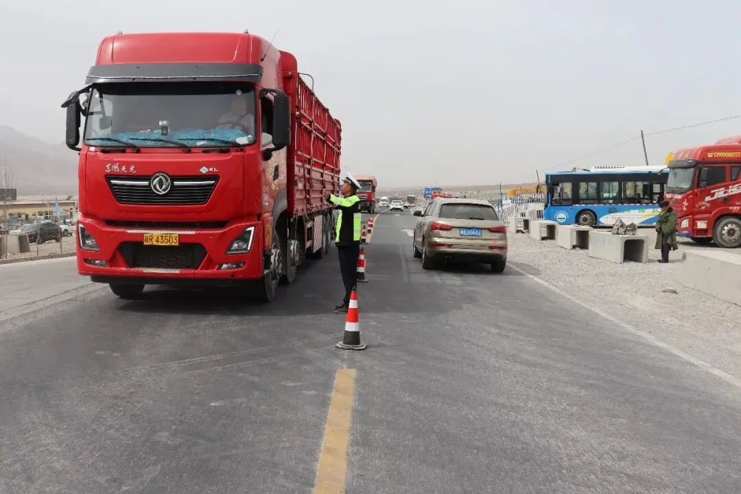 交通安全进市场 护航春耕保平安——阿合奇县公安局交管大队开展春耕期间农贸交通安全宣传活动