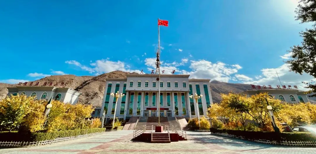 交通安全进市场 护航春耕保平安——阿合奇县公安局交管大队开展春耕期间农贸交通安全宣传活动