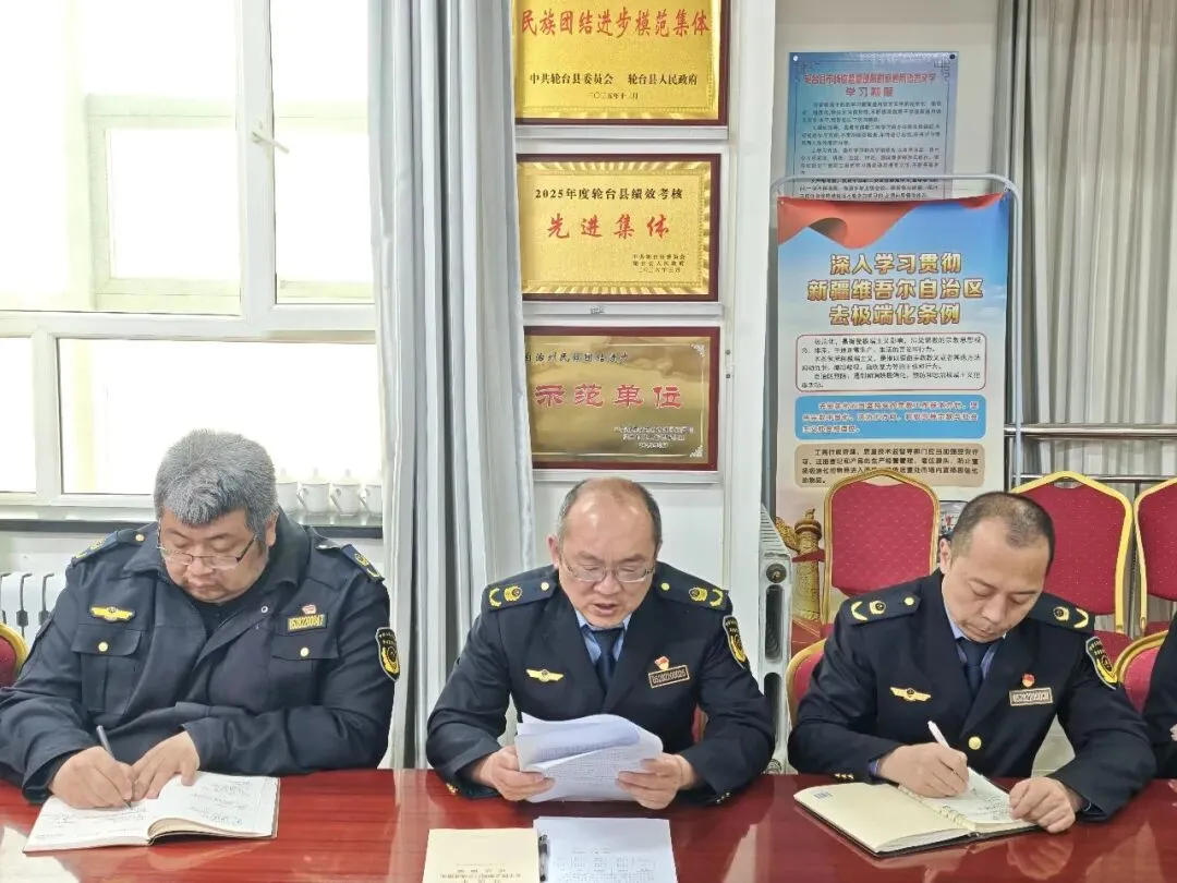 读经典·强信念 —— 轮台县市场监督管理局机关党支部开展 “党旗映天山” 主题党日活动