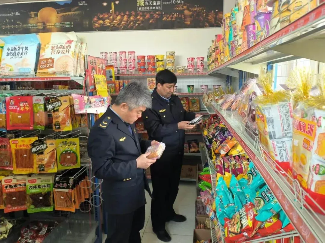 读经典·强信念 —— 轮台县市场监督管理局机关党支部开展 “党旗映天山” 主题党日活动