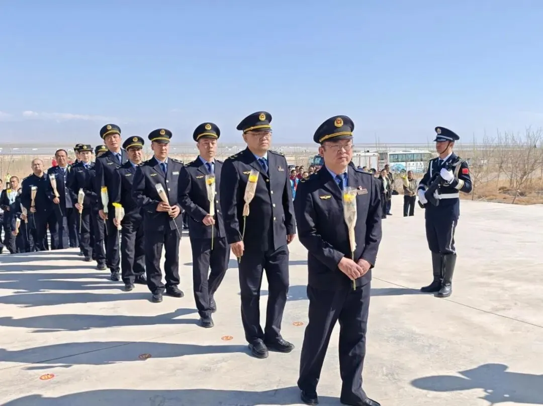 读经典·强信念 —— 轮台县市场监督管理局机关党支部开展 “党旗映天山” 主题党日活动