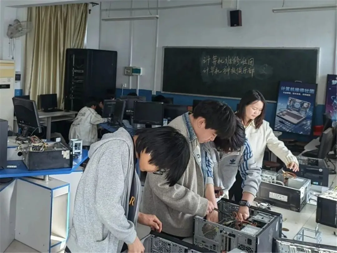 初识计算机硬件 探索科技新奥秘——市工业学校两大计算机社团联合开展主题活动