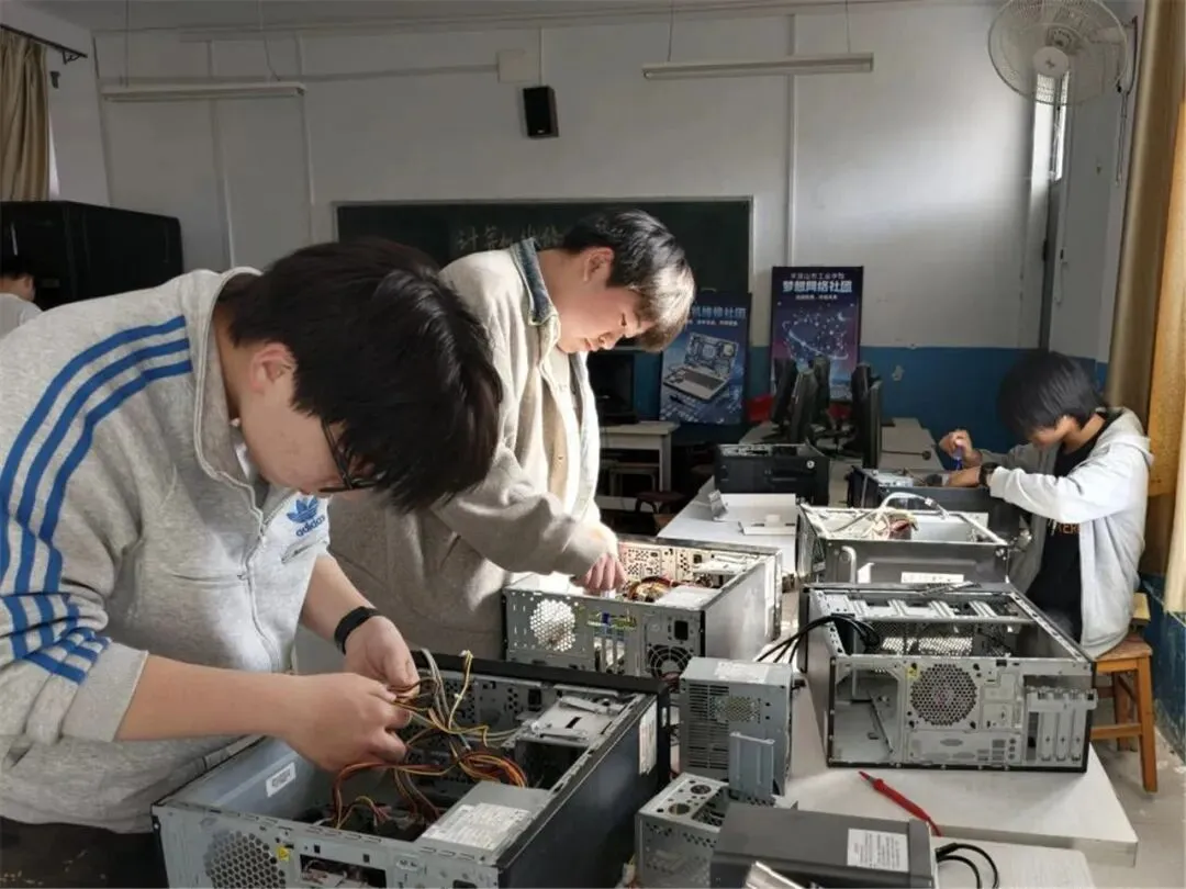 初识计算机硬件 探索科技新奥秘——市工业学校两大计算机社团联合开展主题活动