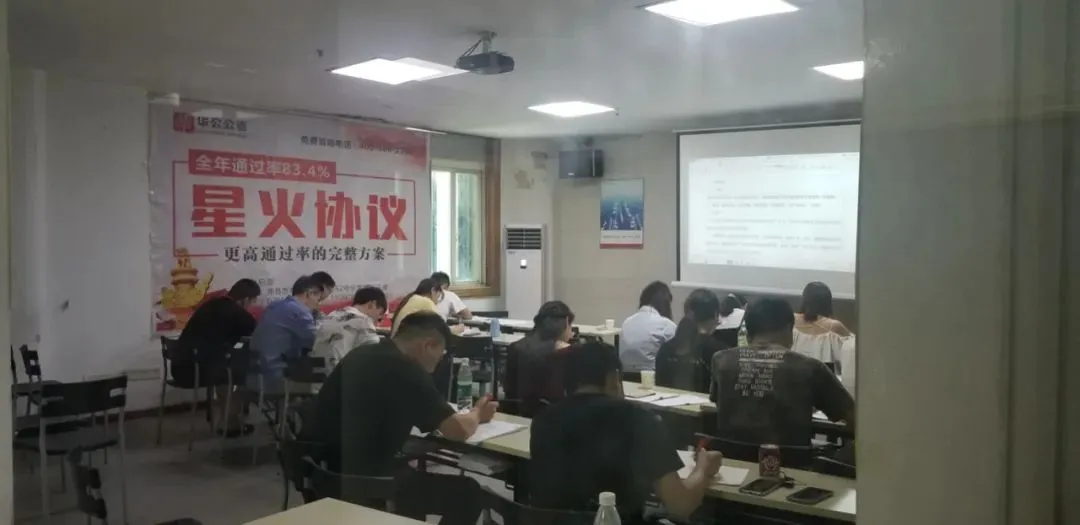 玩噱头,赌概率,欺诈营销…… 说是公考培训,倒像赌场暗坑