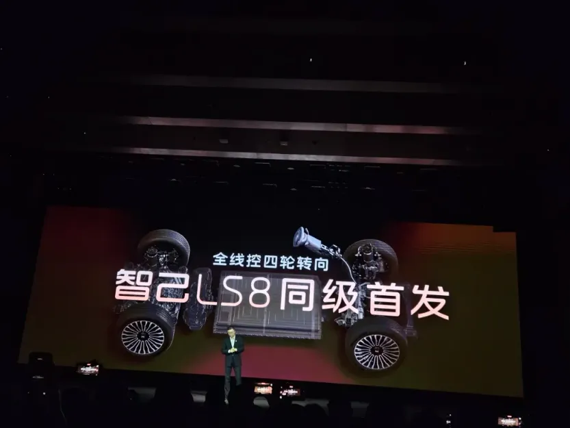 智己LS8革了「30万级SUV市场」的命!理想L8、问界M7还坐得住吗?