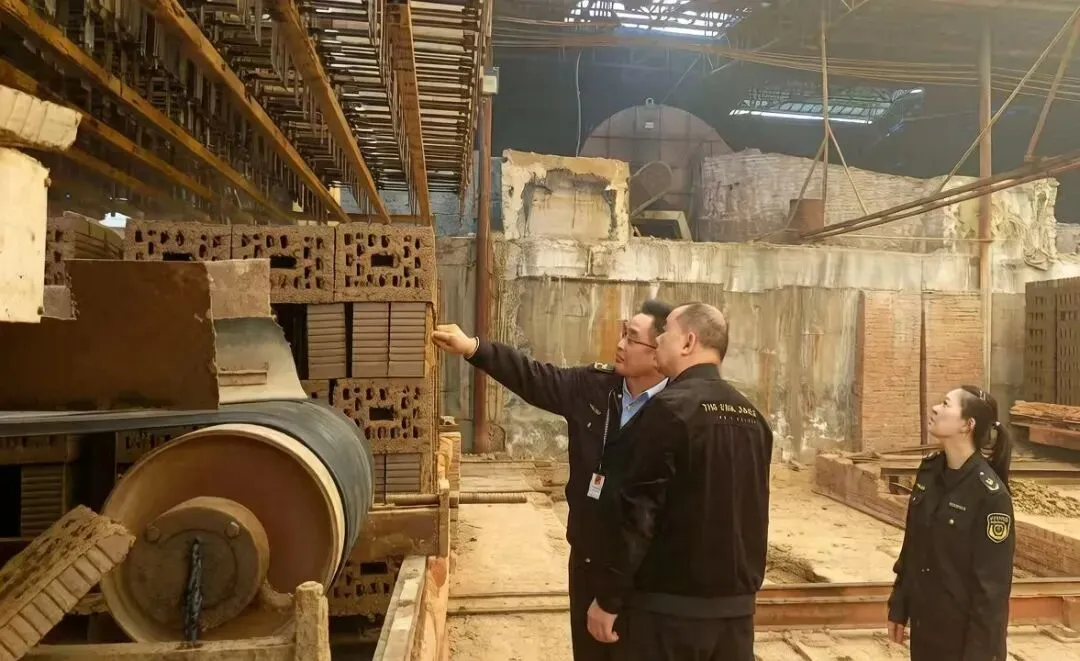 聚焦烧结砖产品提质升级核心目标,市场监管局执法人员深入辖区多家砖生产企业,开展“上门服务”专项帮扶活动