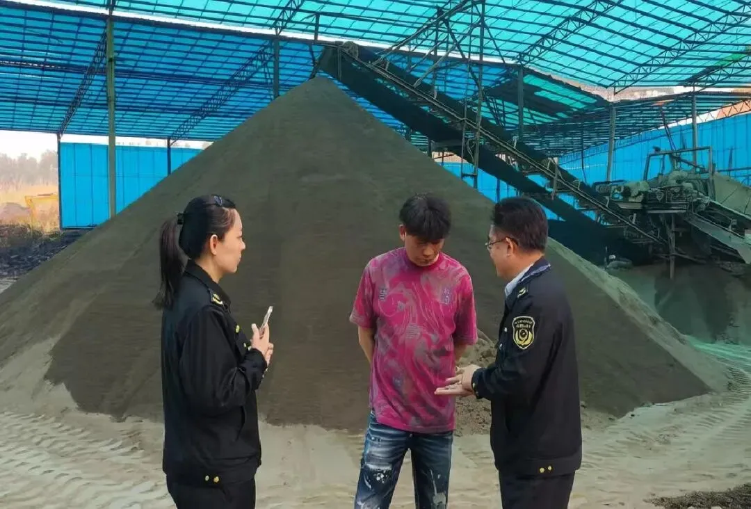 聚焦烧结砖产品提质升级核心目标,市场监管局执法人员深入辖区多家砖生产企业,开展“上门服务”专项帮扶活动