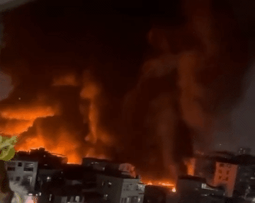 一农贸市场夜间发生火灾,现场火势凶猛浓烟冲天