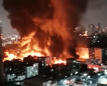 一农贸市场夜间发生火灾,现场火势凶猛浓烟冲天