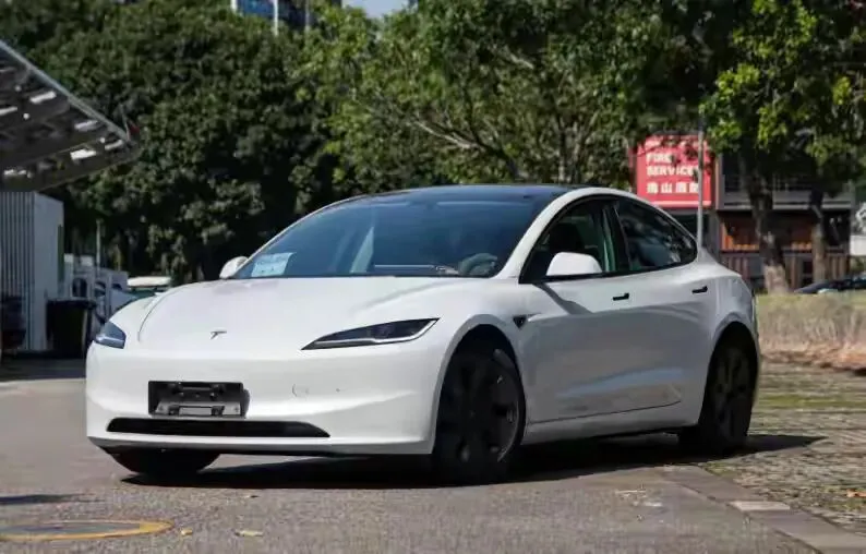 新能源车市场双雄对决:特斯拉与比亚迪,高速试驾见真章