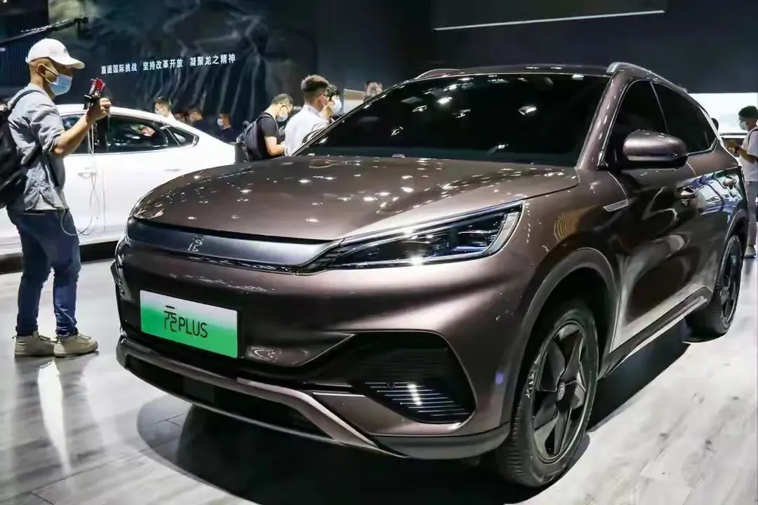 新能源车市场双雄对决:特斯拉与比亚迪,高速试驾见真章