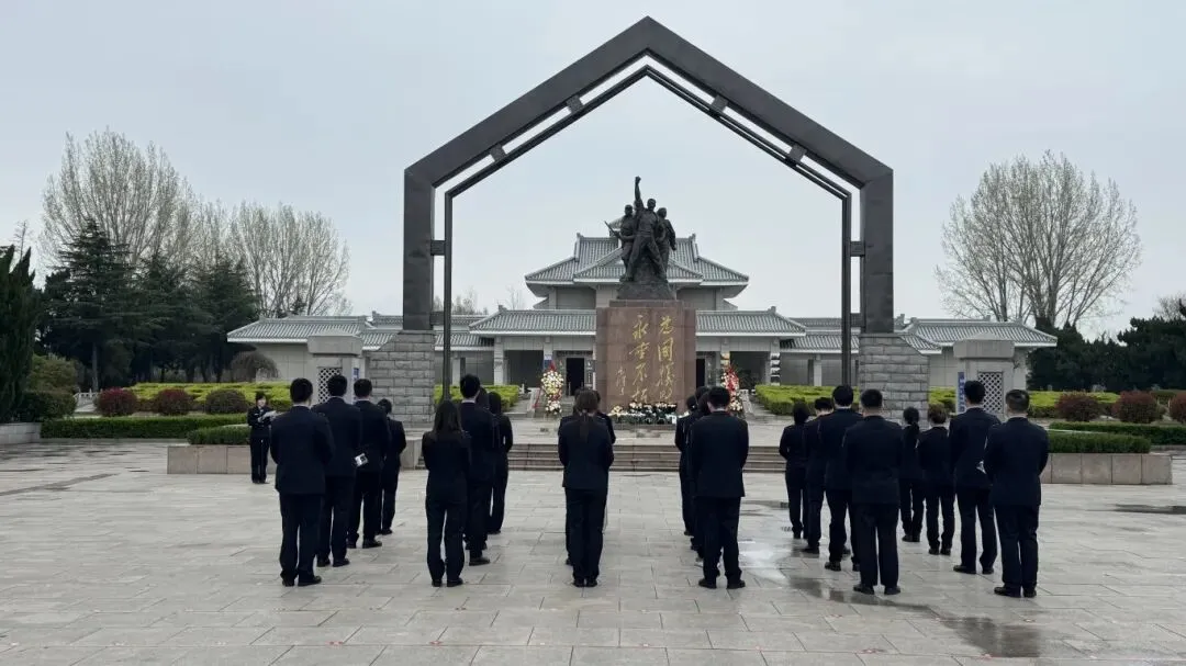 市市场监管局开展青年干部纪念革命烈士活动