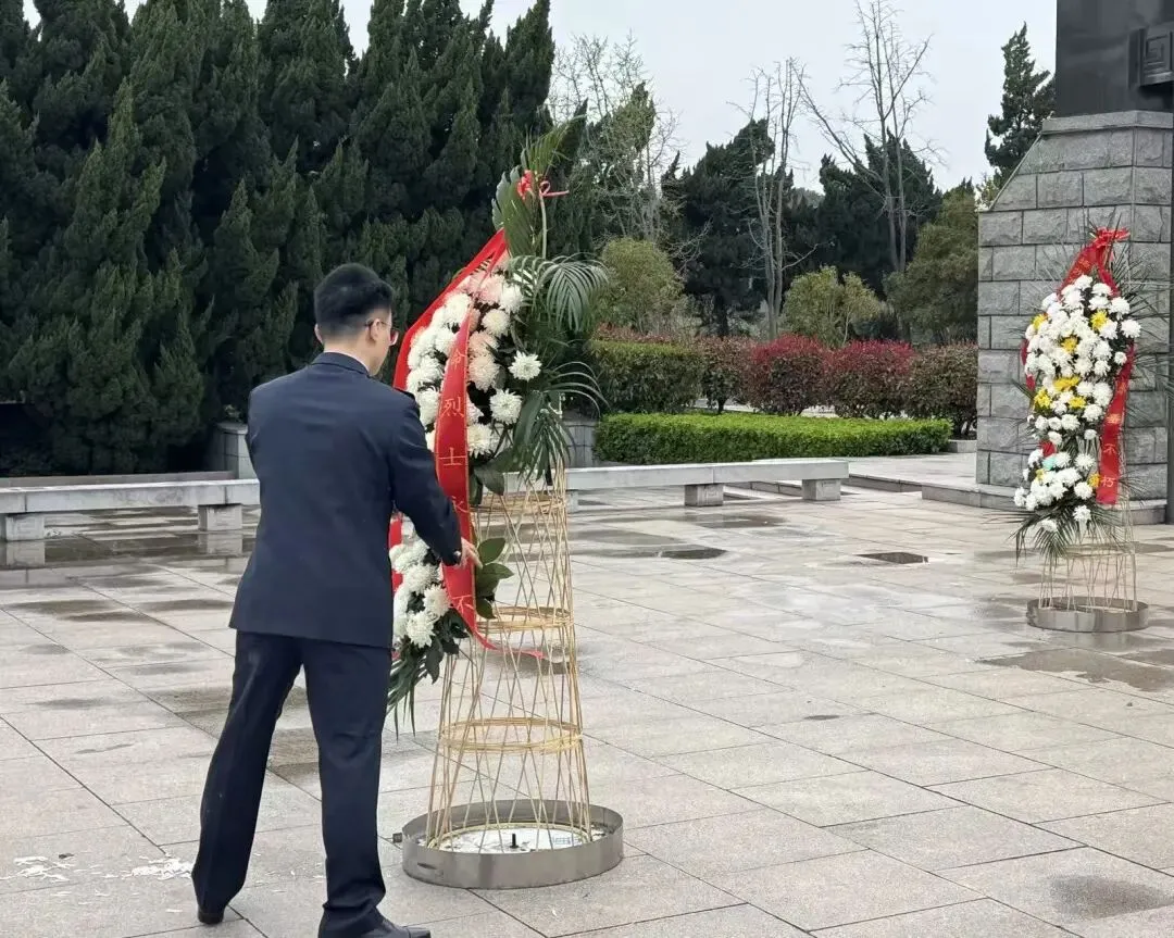 市市场监管局开展青年干部纪念革命烈士活动