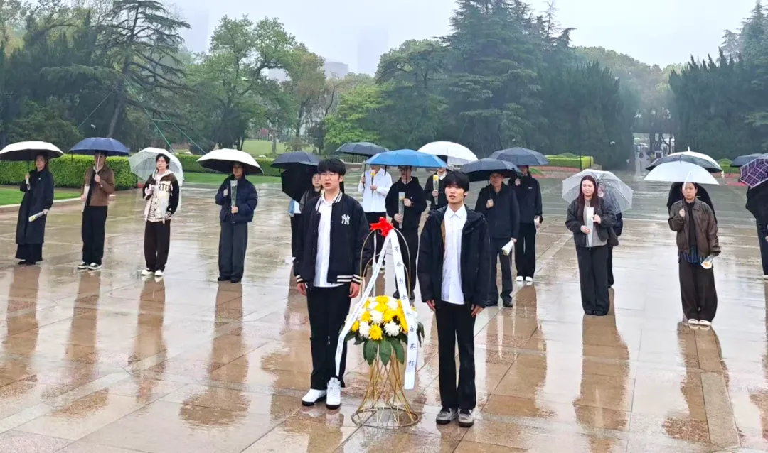 清明祭英烈 丹心照初心|计算机技术与工程学院党总支赴上海龙华烈士陵园开展清明祭扫活动